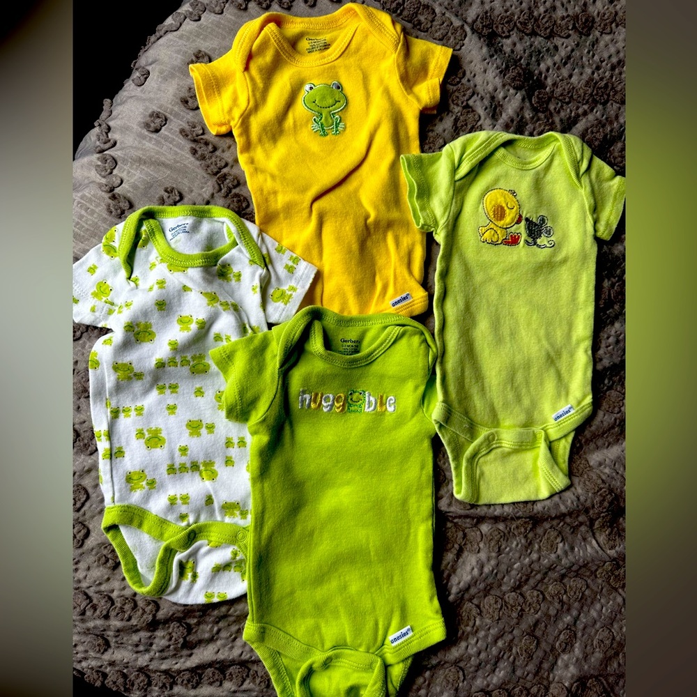 Unworn 0-3mo Unisex Gerber Onesies (4 pack)